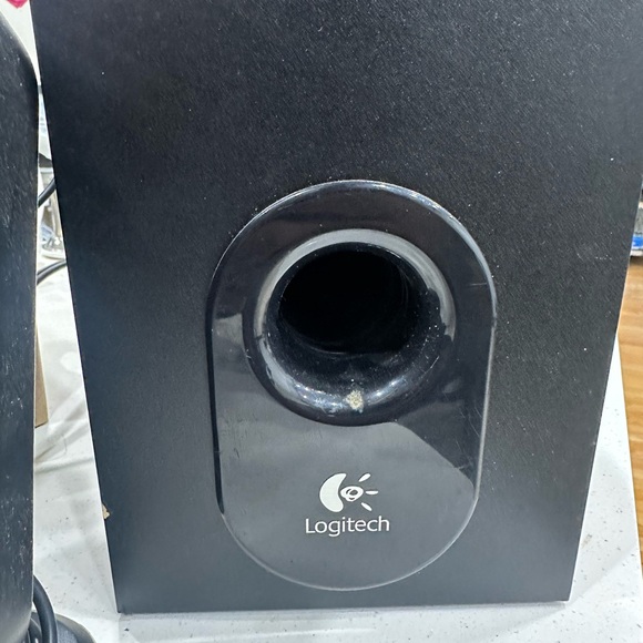 These are my computer speakers, they work amazing audio is on par with jbl imo - Picture 3 of 5